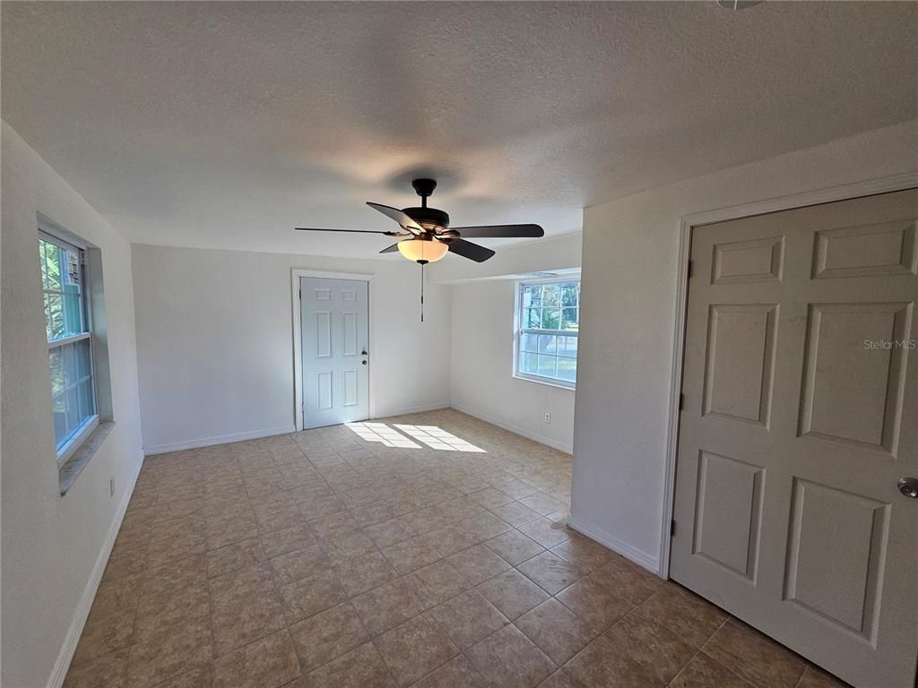 Empty room, Interior