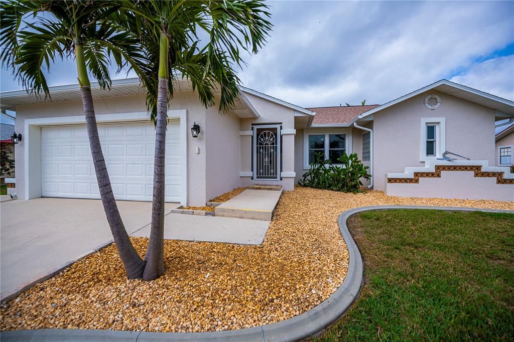 Attached, Exterior, Facade, Ranch