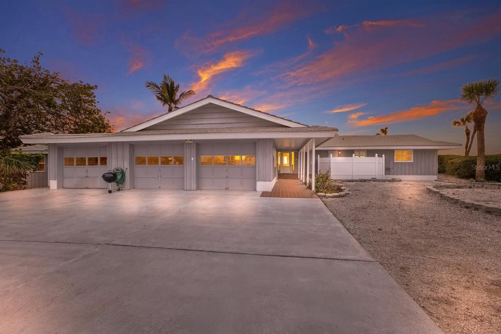 Attached, Exterior, Facade, Ranch