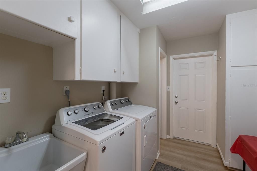 Interior, Washer, Wood Texture Flooring