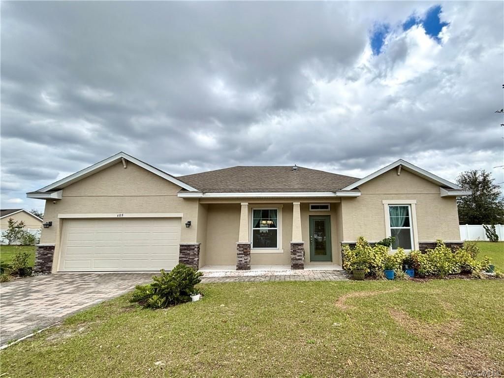 Attached, Exterior, Facade, Ranch