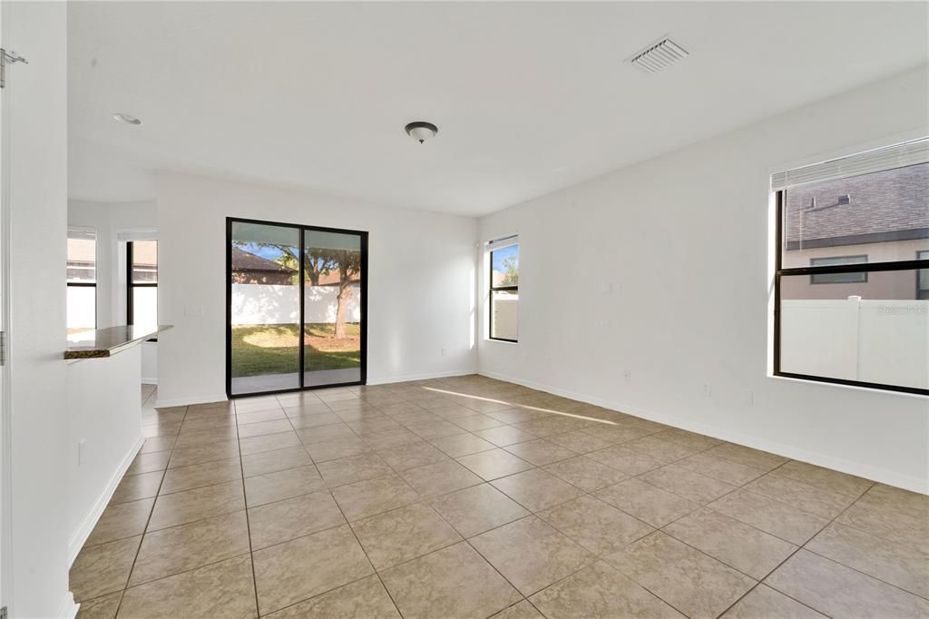 Empty room, Interior