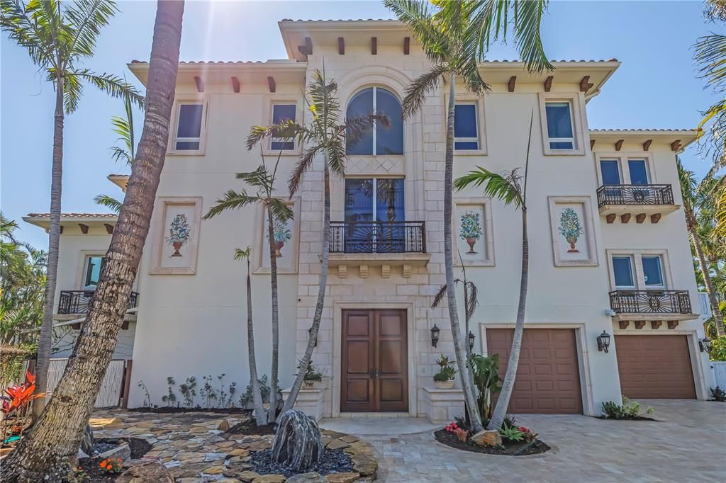 Attached, Exterior, Facade, Mediterranean