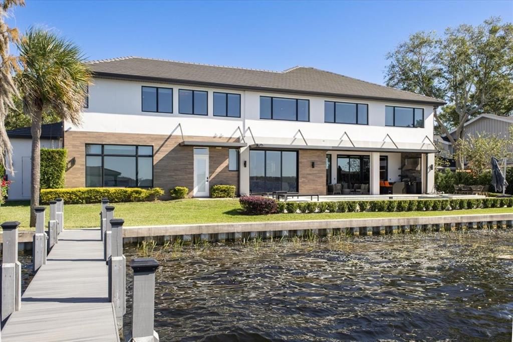 Exterior, Facade, Lake, Modern