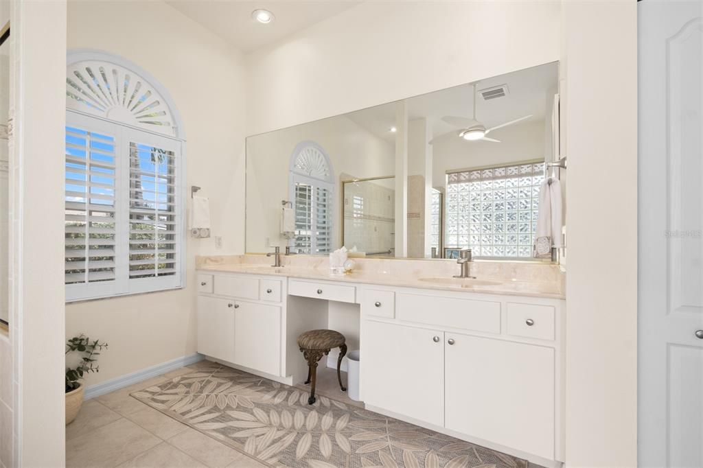 Bathroom, Dual Sink Vanities, Interior, Recessed Lighting