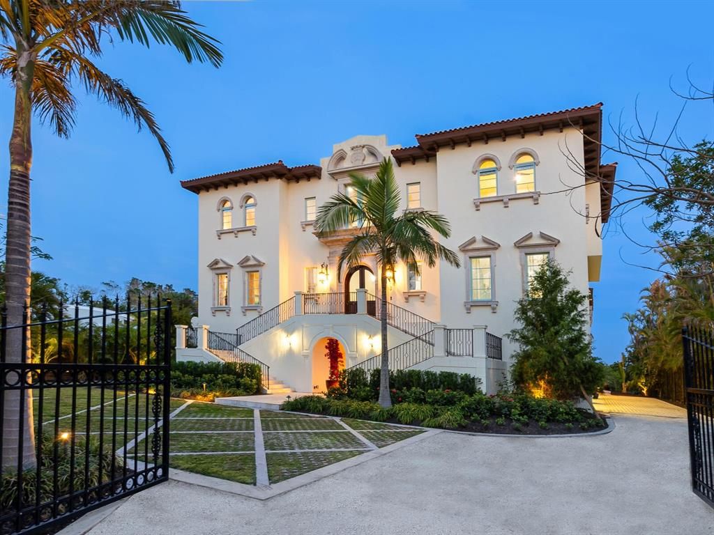 Exterior, Facade, Mediterranean