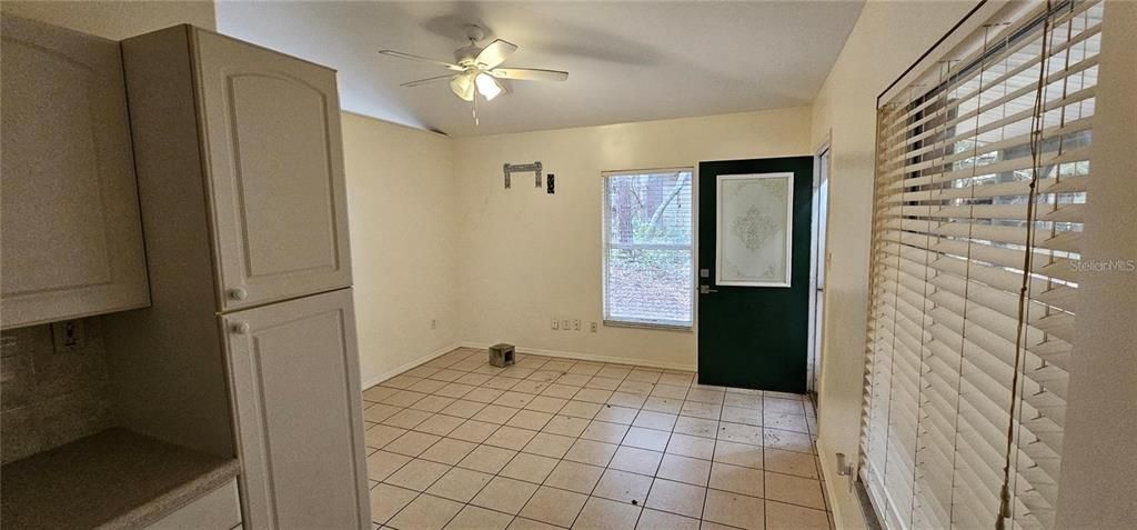 Empty room, Interior