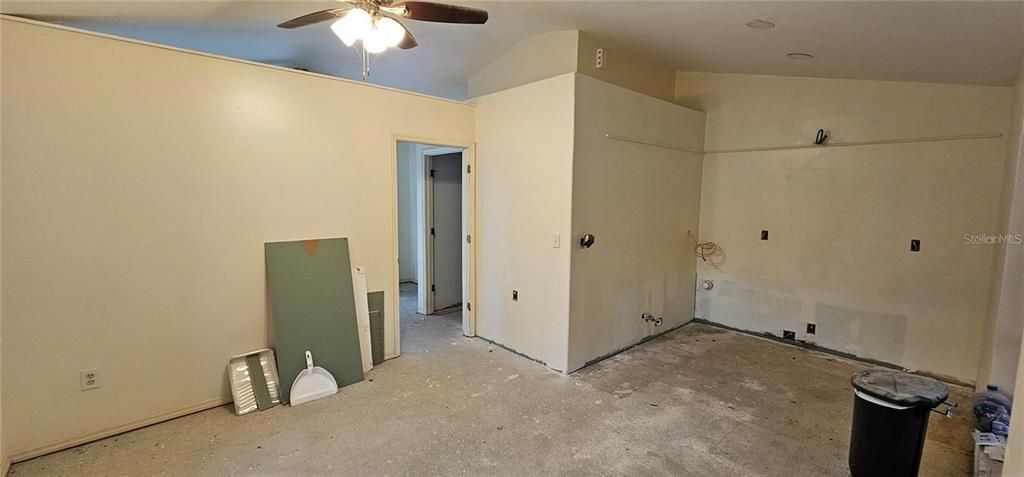 Empty room, Interior