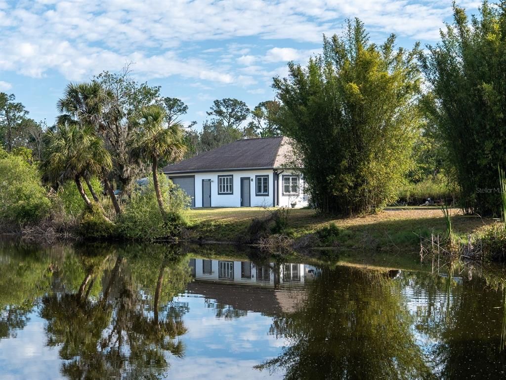 Exterior, Lake