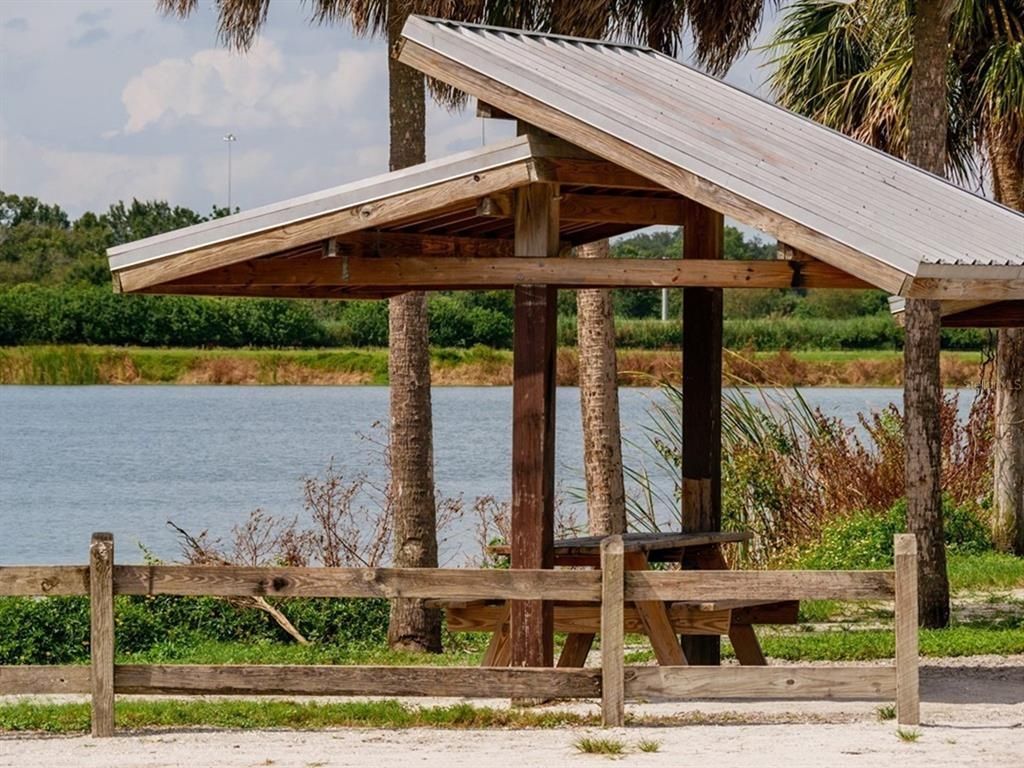Exterior, Lake