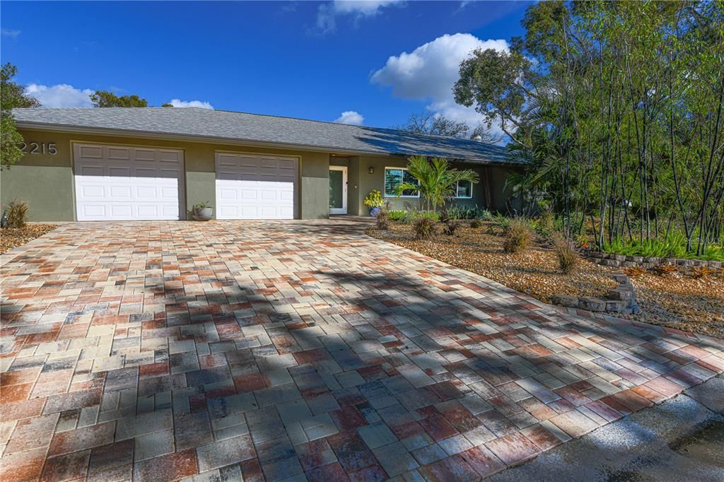 Attached, Exterior, Facade, Ranch