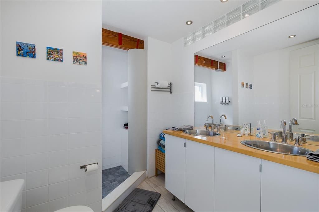 Bathroom, Dual Sink Vanities, Interior, Recessed Lighting