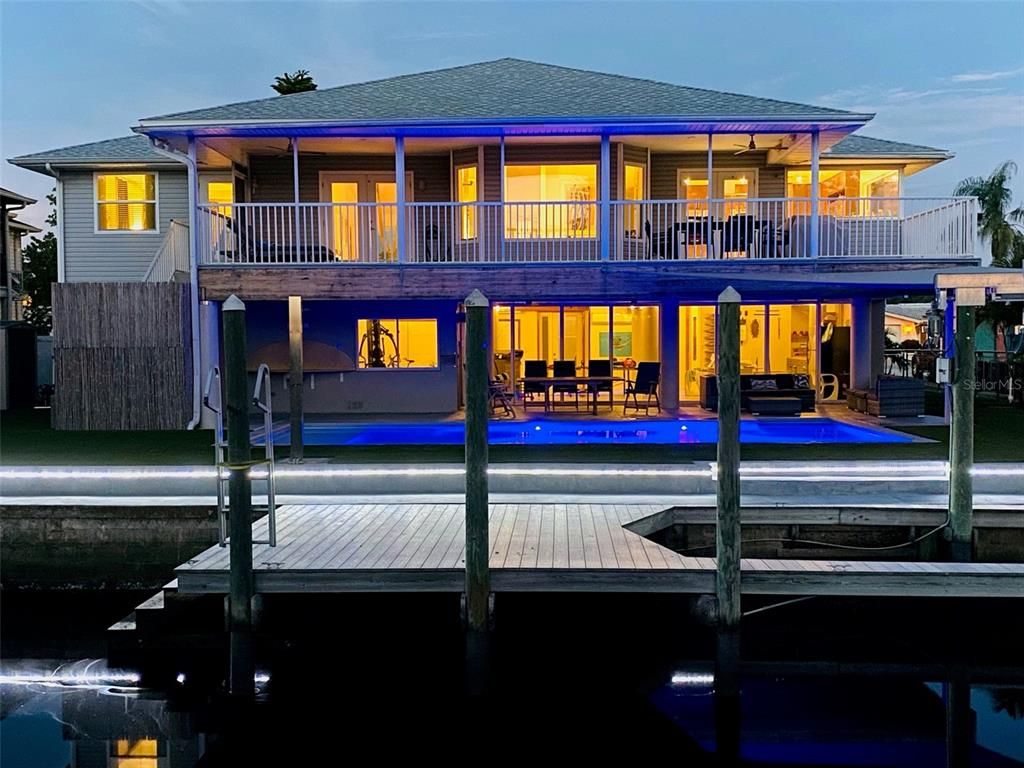 Exterior, Facade, Pool, Modern