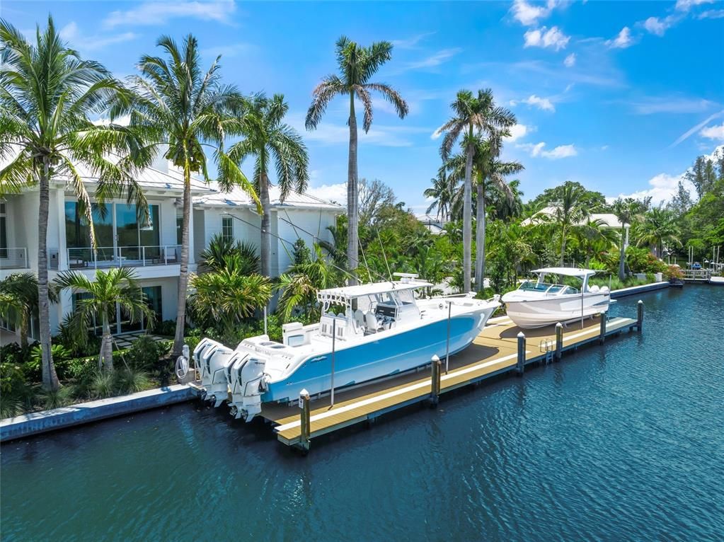 Exterior, Lake