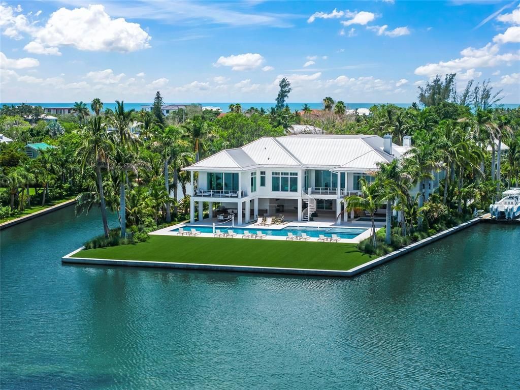 Exterior, Lake