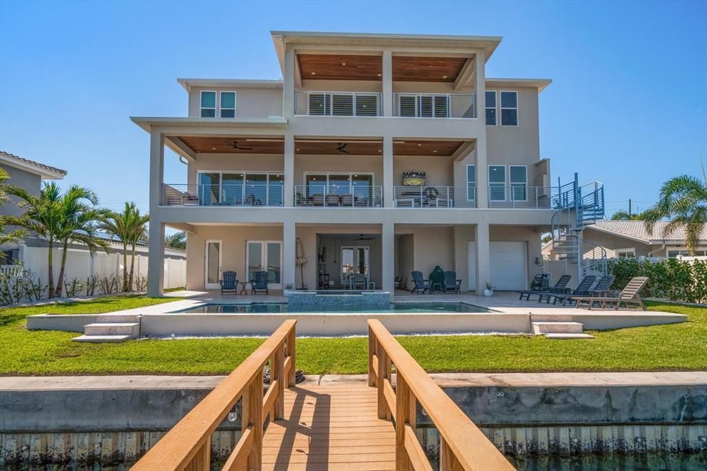 Exterior, Facade, Pool, Modern