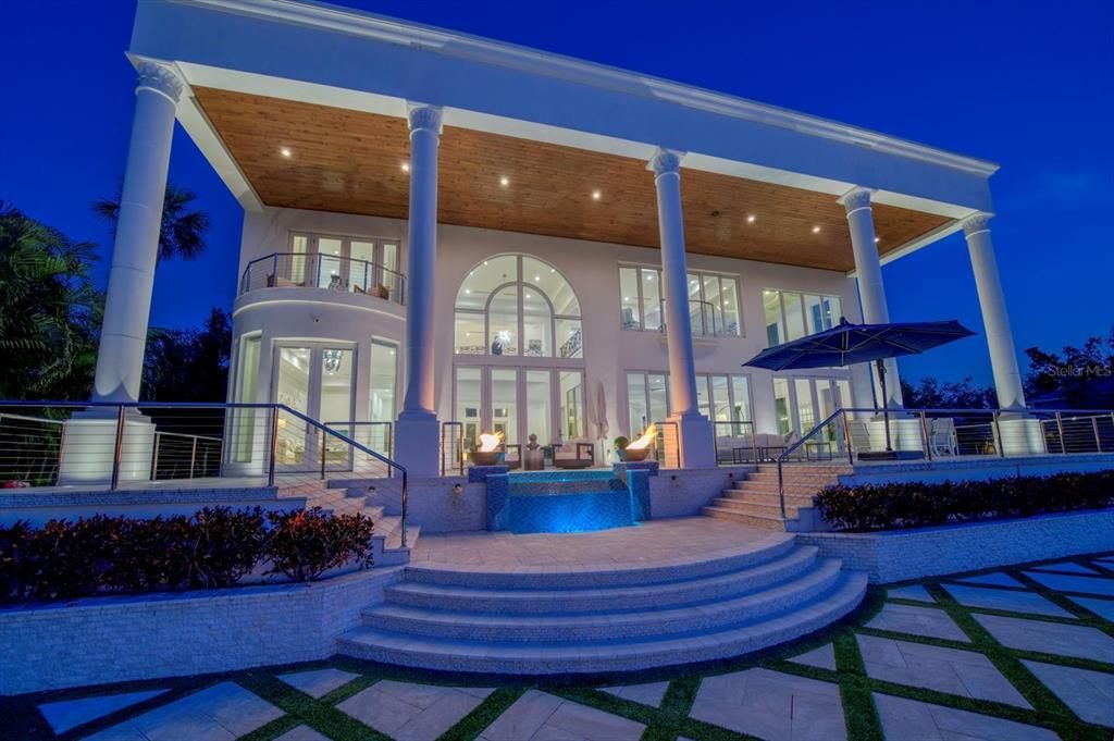 Exterior, Facade, Modern