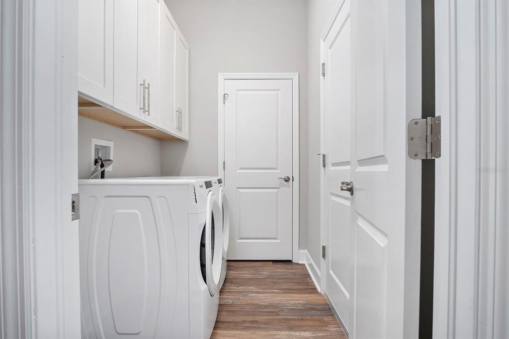 Interior, Washer, Wood Texture Flooring