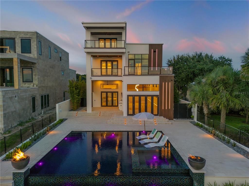 Exterior, Facade, Pool, Modern