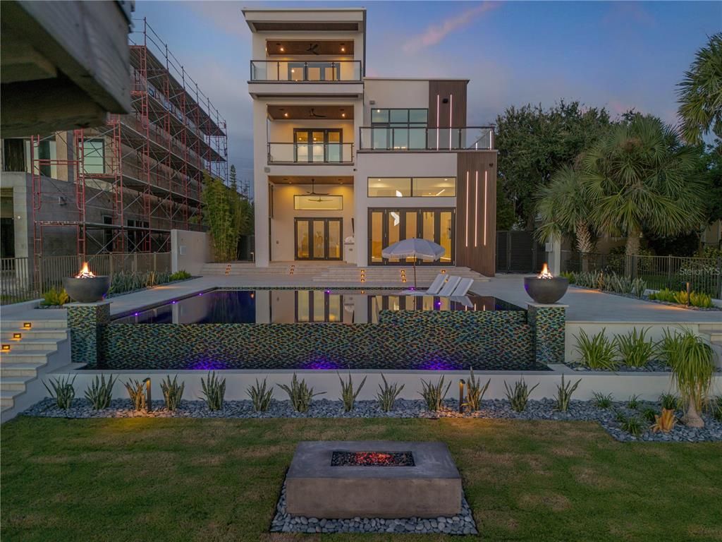 Backyard, Exterior, Facade, Pool, Modern