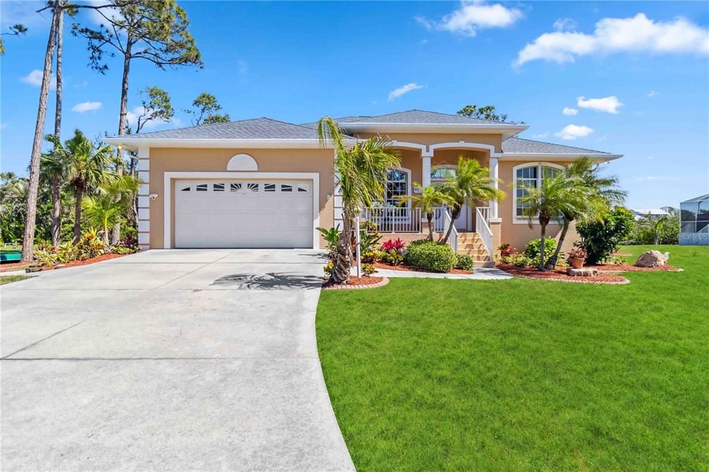 Attached, Exterior, Facade, Ranch