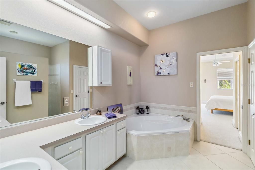 Bathroom, Dual Sink Vanities, Interior, Recessed Lighting