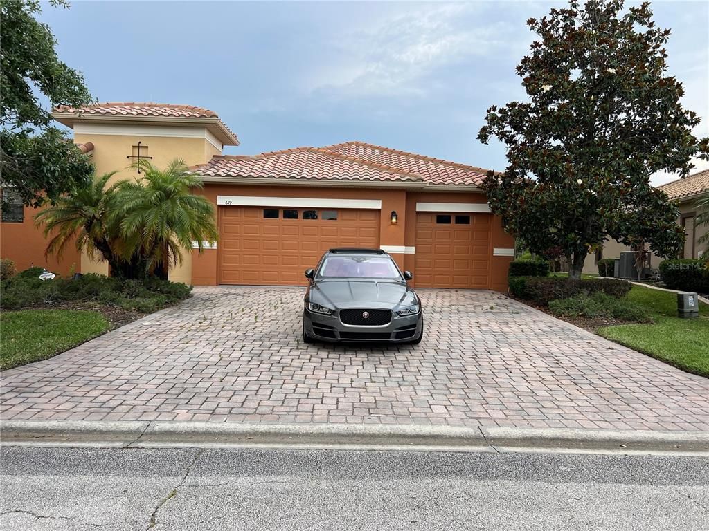 Attached, Exterior, Facade, Mediterranean
