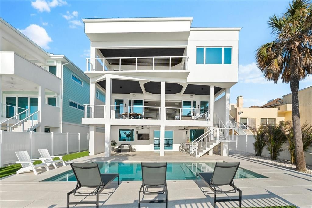 Exterior, Facade, Pool, Modern