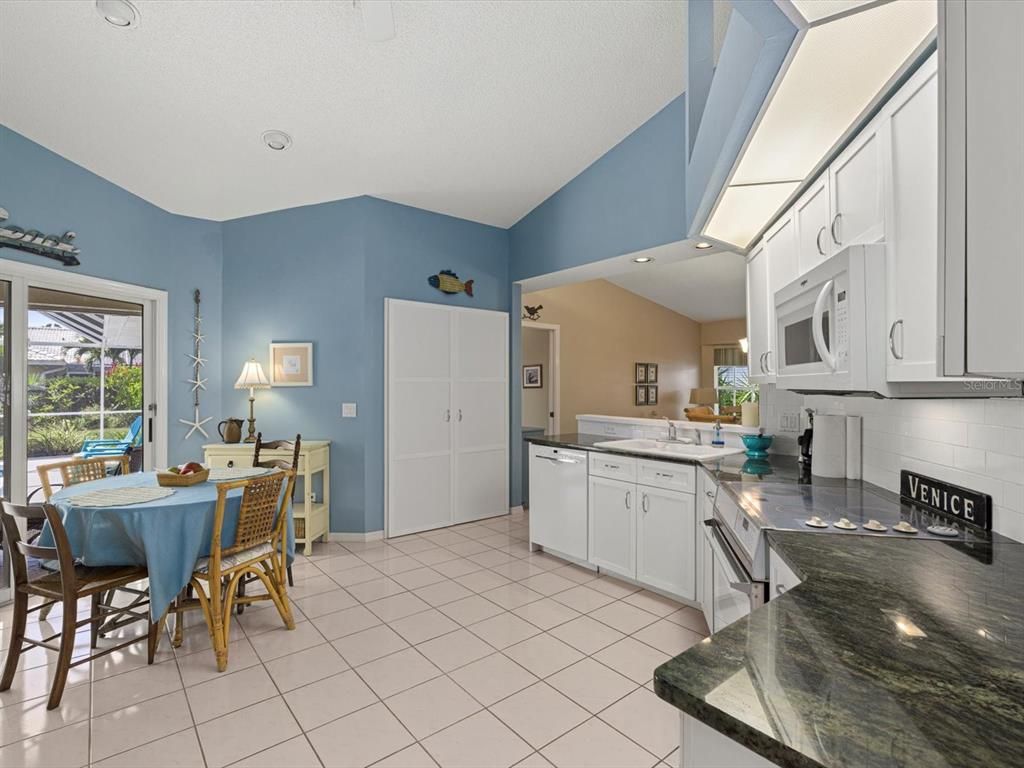 Dining room, Interior, Kitchen, Recessed Lighting