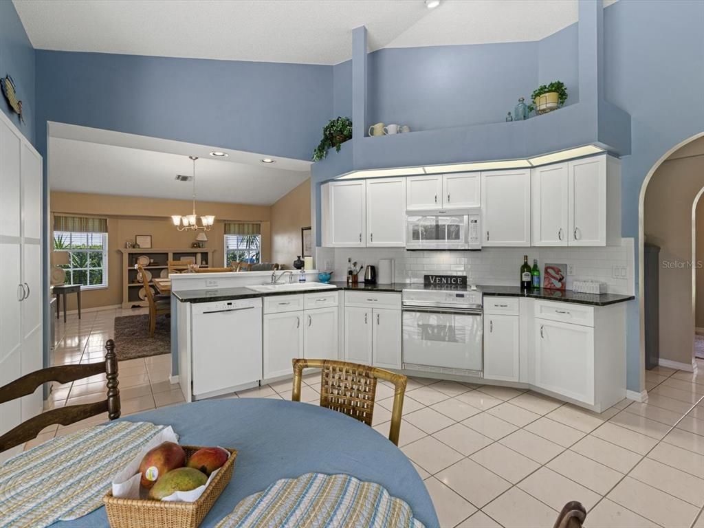 Chandelier, Dining room, Interior, Kitchen, Pendant Lights, Recessed Lighting, Stainless Steel Appliances