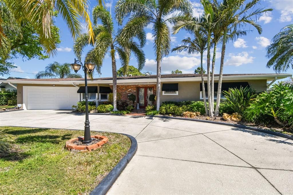 Attached, Exterior, Facade, Ranch