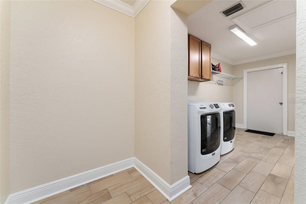 Interior, Washer, Wood Texture Flooring