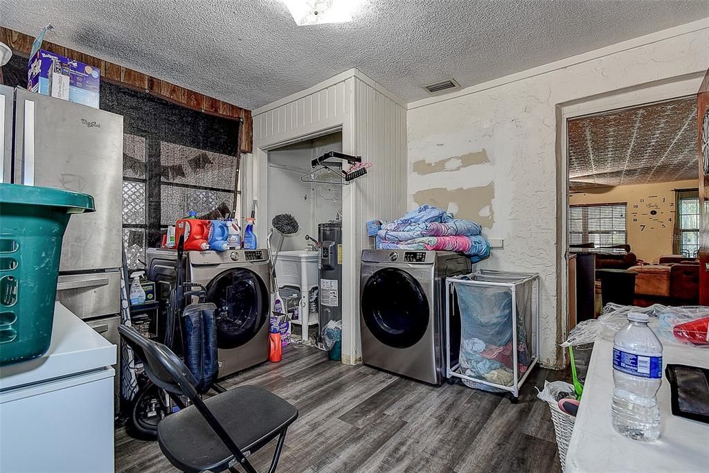 Interior, Washer, Wood Texture Flooring