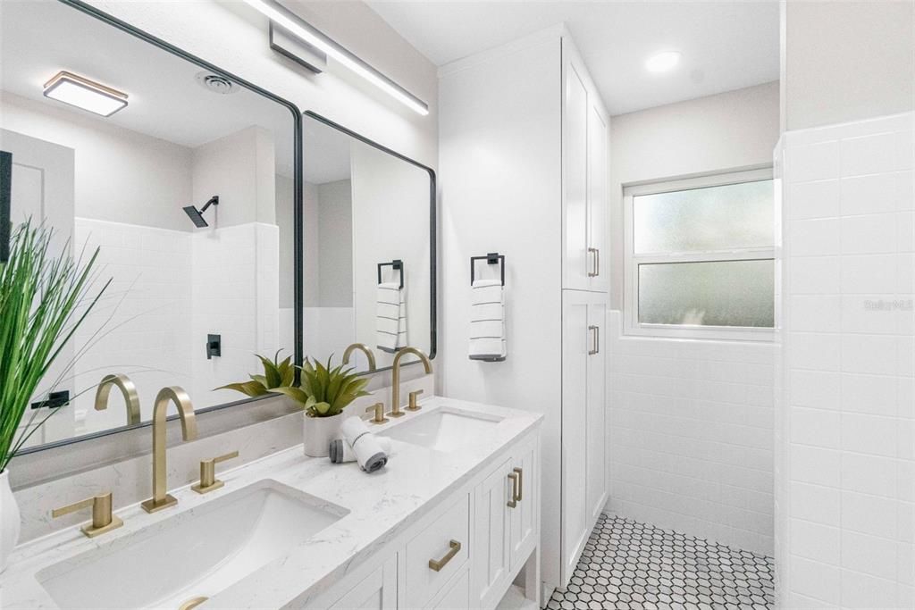 Bathroom, Dual Sink Vanities, Interior, Recessed Lighting
