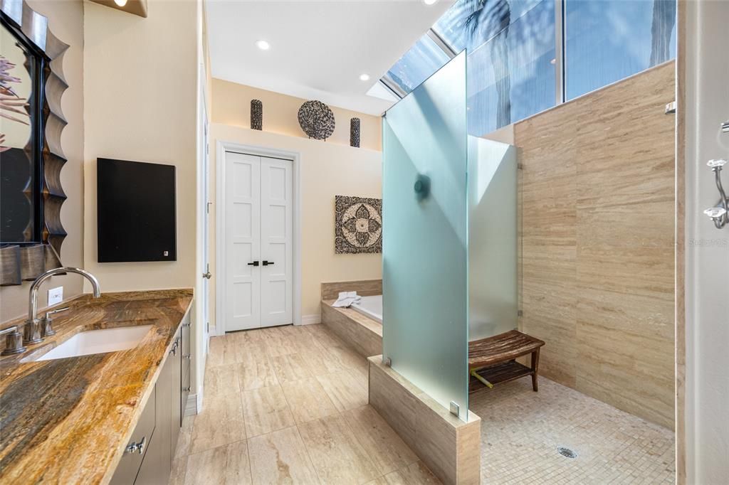 Bathroom, Interior, Recessed Lighting