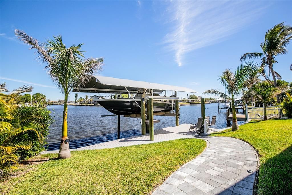 Exterior, Lake