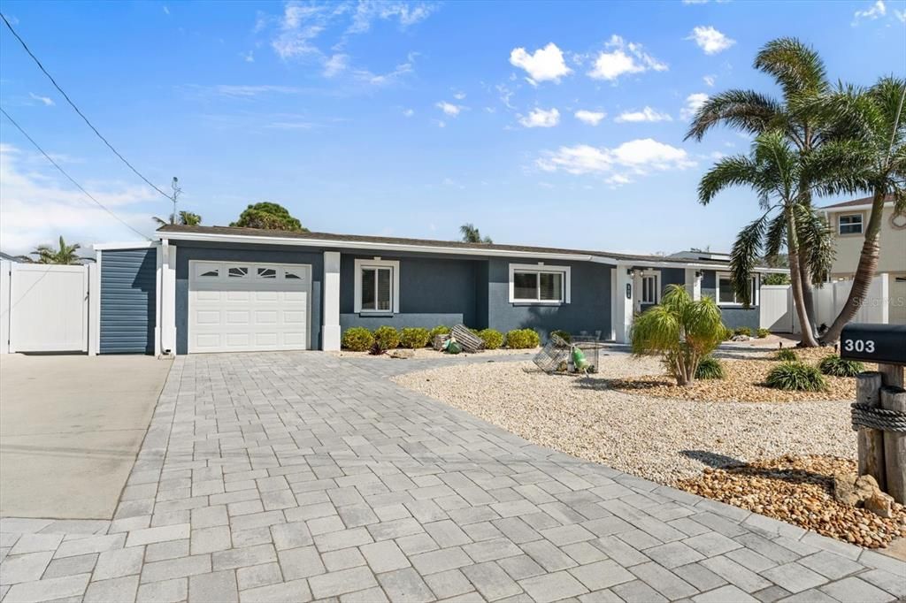 Attached, Exterior, Facade, Ranch