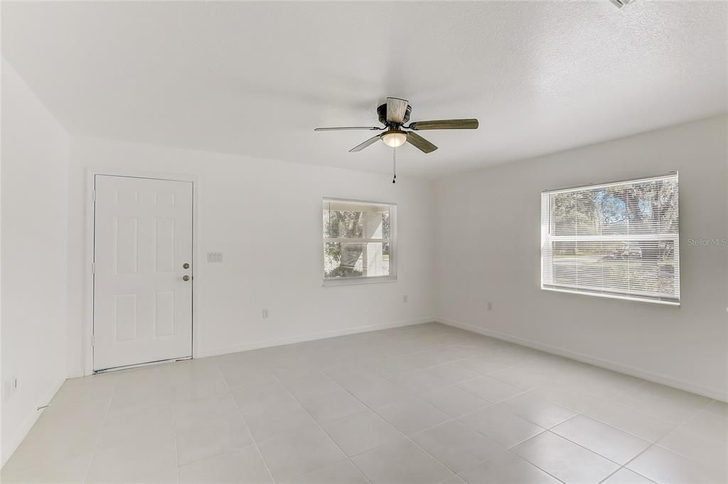 Empty room, Interior