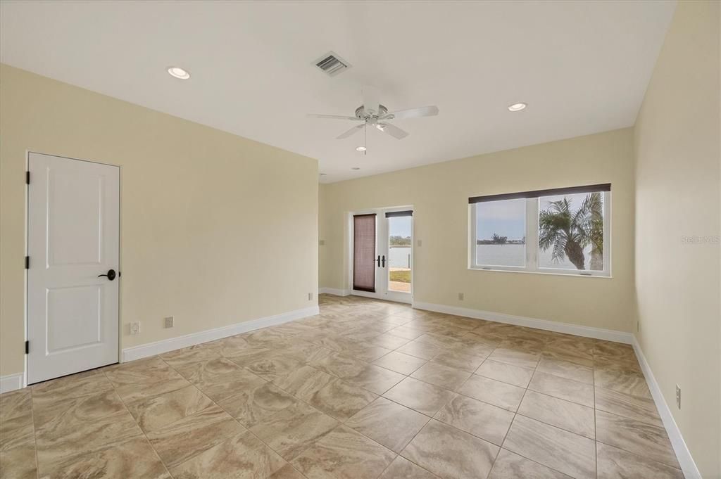 Empty room, Interior, Recessed Lighting