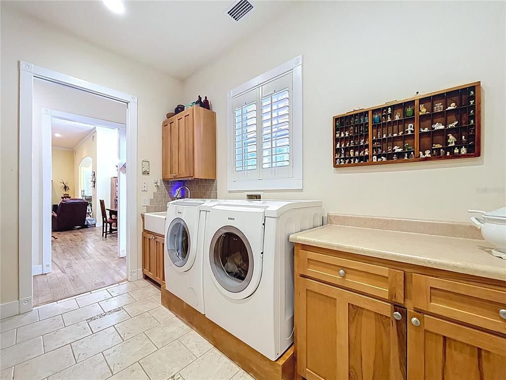 Interior, Recessed Lighting, Washer, Wood Texture Flooring