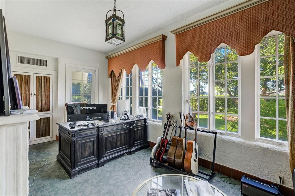 Home Office, Interior