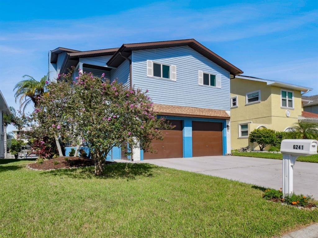 Attached, Exterior, Facade, American Craftsman