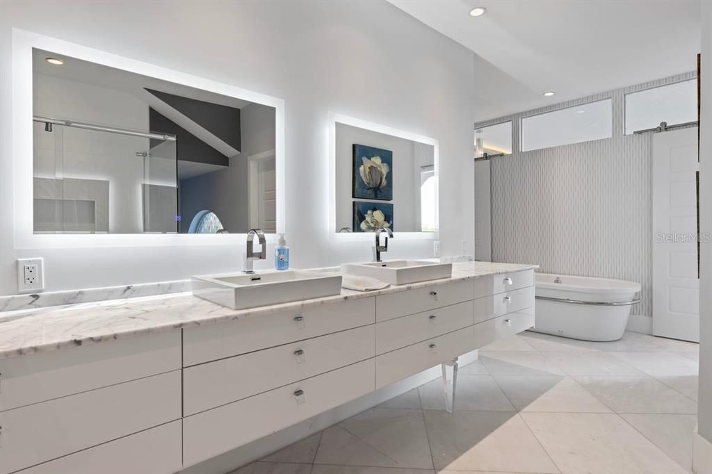Bathroom, Dual Sink Vanities, Interior, Recessed Lighting