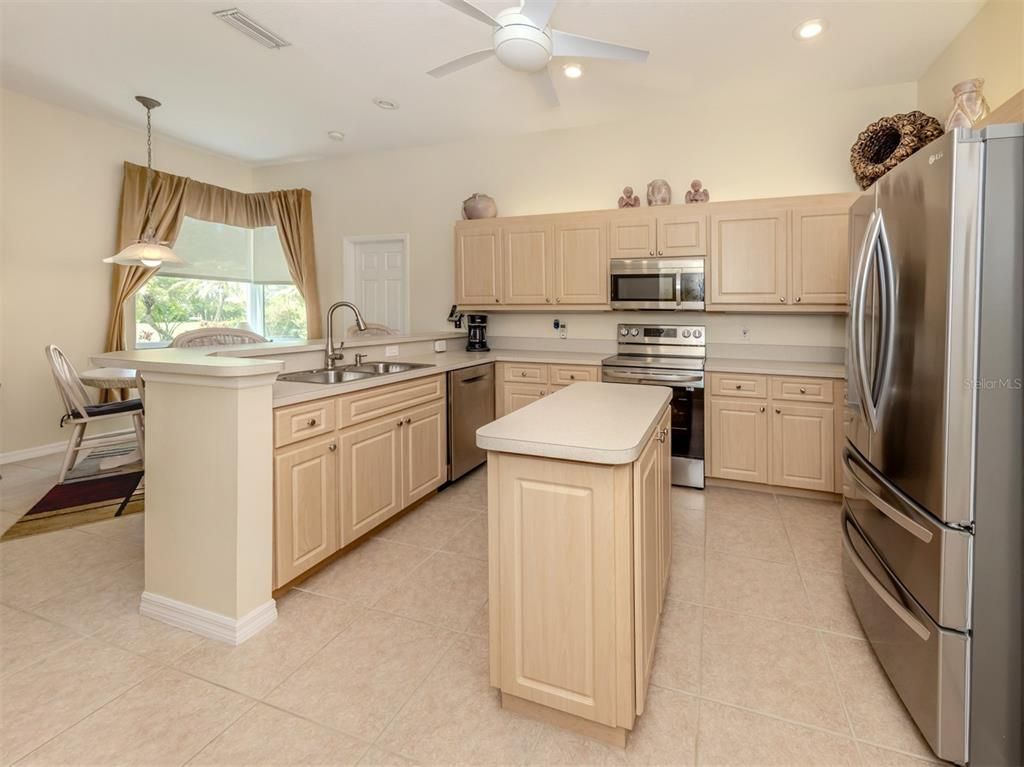Dining room, Interior, Kitchen, Pendant Lights, Recessed Lighting, Stainless Steel Appliances