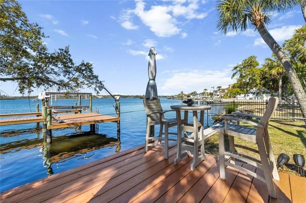 Exterior, Lake