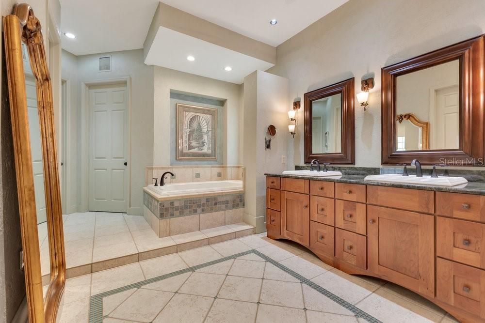 Bathroom, Dual Sink Vanities, Interior, Recessed Lighting