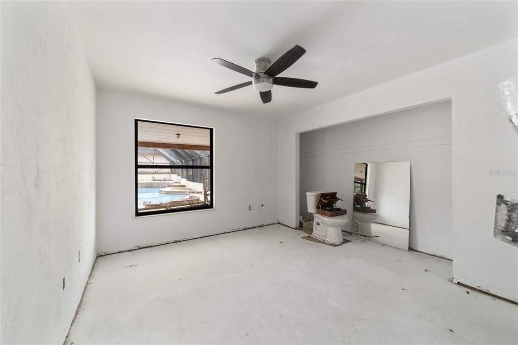 Empty room, Interior