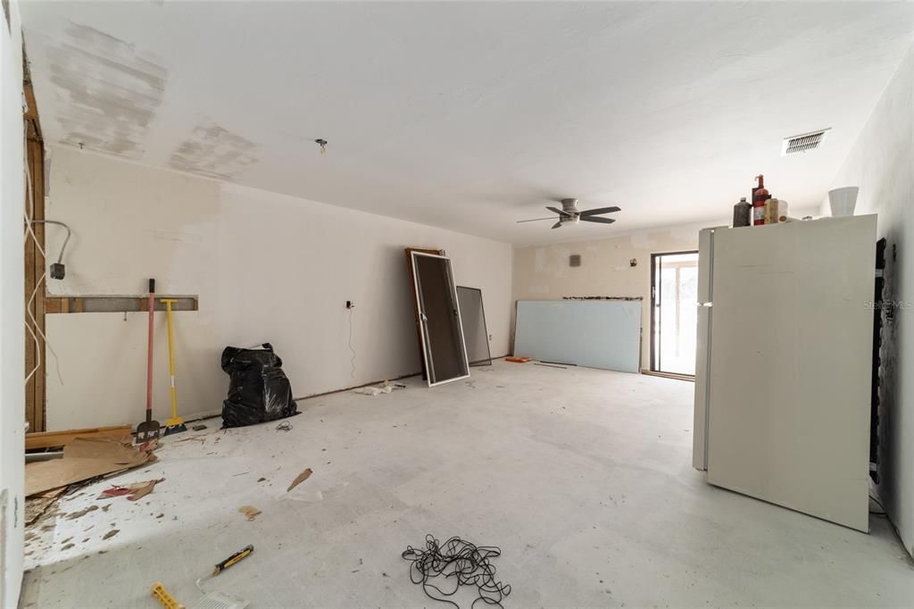 Empty room, Interior