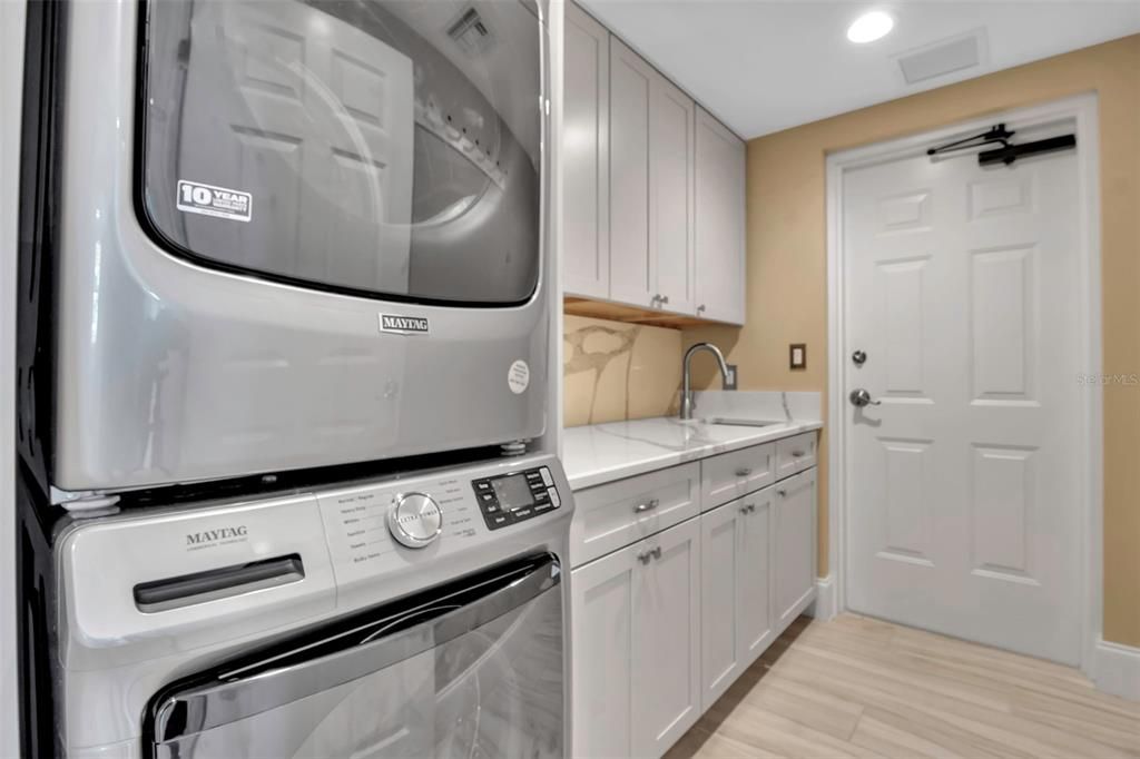 Interior, Kitchen, Recessed Lighting, Washer, Wood Texture Flooring