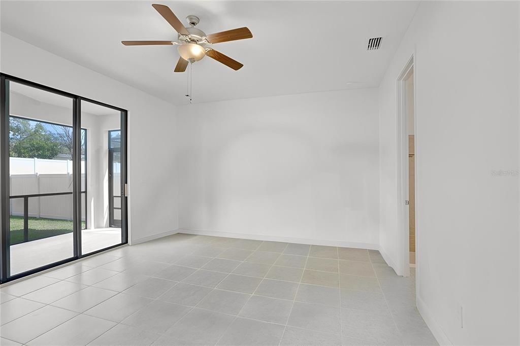 Empty room, Interior